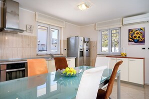 Microwave, oven, stovetop, dishwasher - Detached holiday house Grubelic , 2 bedrooms 3 bathrooms, island of Rab, Palit (Rab)