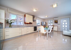 Micro-ondes, four, plaque de cuisson, lave-vaisselle