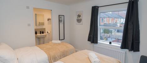 3 chambres, fer et planche à repasser, Wi-Fi, draps fournis