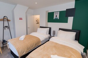 3 slaapkamers, een strijkplank/strijkijzer, wifi, beddengoed
