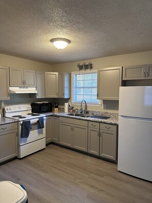 冷蔵庫、電子レンジ、オーブン、コンロ