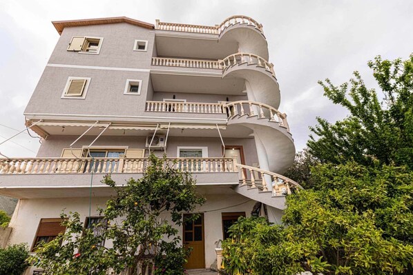 Front of property - Villa The Old Bakery (Himarë)