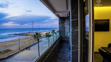 Comfort fyrbäddsrum - balkong - utsikt mot stranden | Terrass/Patio