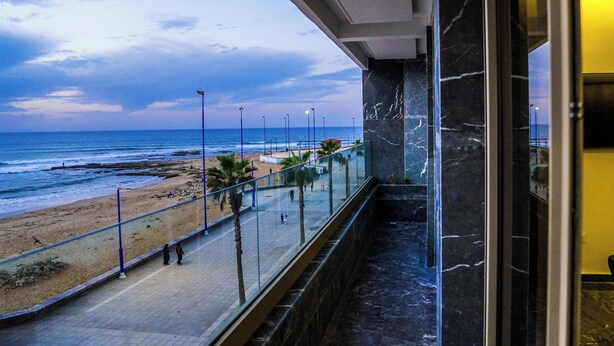 Une chambre d’hôtel avec vue sur la plage et l’océan.