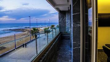 Chambre Quadruple Confort, balcon, vue plage | Terrasse/Patio