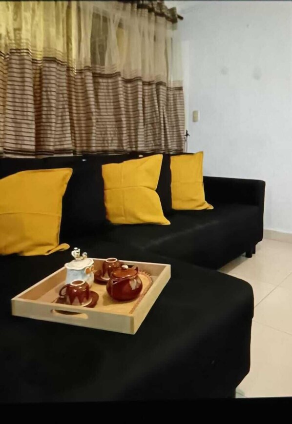 Appartement classique, 2 chambres, en coin | Aire de séjour