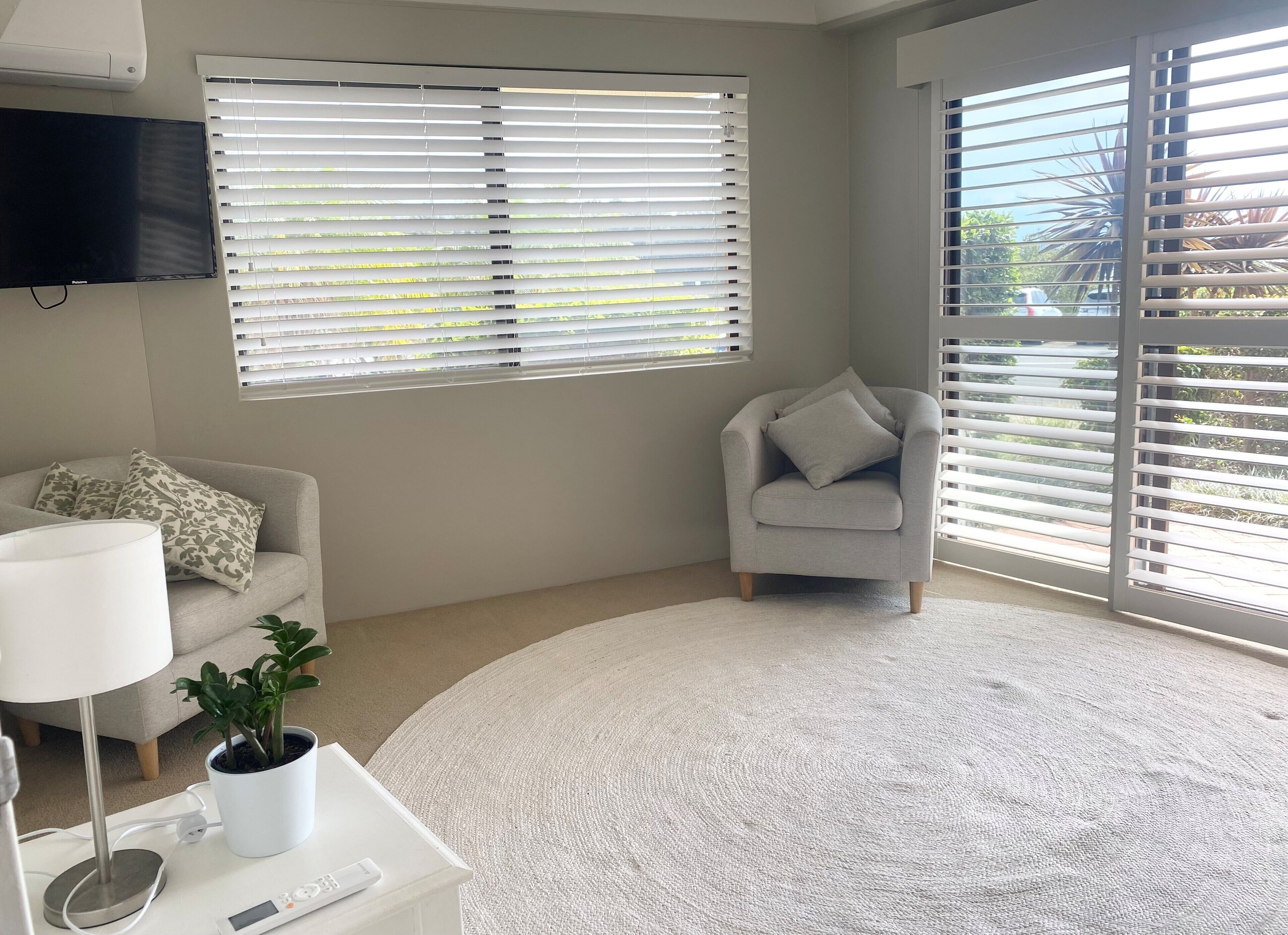 スマートテレビ、暖炉、書庫