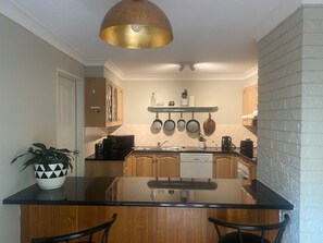 Køleskab, mikrobølgeovn, ovn, kogeplade