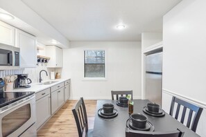 Micro-ondes, four, plaque de cuisson, cafetière/bouilloire