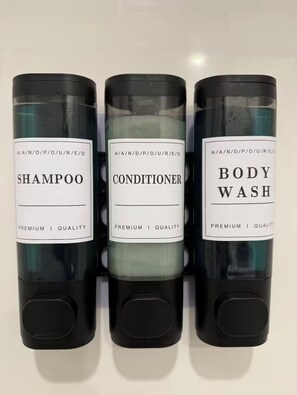 SĂšche-cheveux, serviettes fournies, savon, shampoing