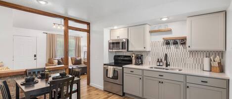 Micro-ondes, four, plaque de cuisson, cafetière/bouilloire