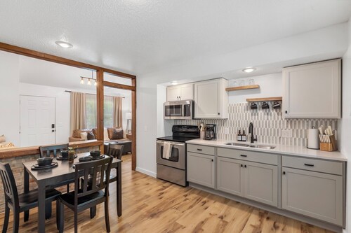 Cozy&Quiet Modern Retreat Near Hwy 65 & Cherry St