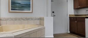 Hårføner, håndklær, såpe og toalettpapir