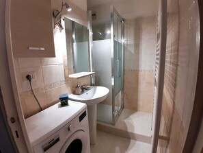 Ducha, secador de pelo, jabón y papel higiénico