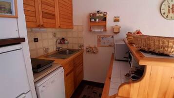 JÀÀkaappi, mikroaaltouuni, liesi, astianpesukone