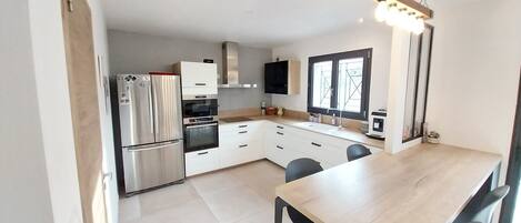 Een koelkast, een microgolfoven, een vaatwasser