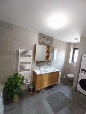 Shower, towels, toilet paper - Quiet villa with swimming pool, 300m from the sea, shops and port (sausset les pins)
