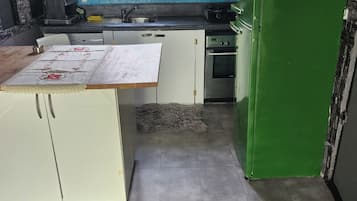Habitación clásica, balcón, vista a la ciudad | Área de sala de estar | Televisión de pantalla plana, monitor de computadora y impresora