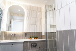 Hair dryer, towels - Modern 2-Bedroom, 2-Bathroom Apartment in West Kensington (Kensington)