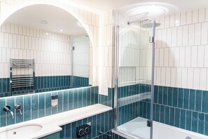 Hair dryer, towels - Modern 2-Bedroom, 2-Bathroom Apartment in West Kensington (Kensington)
