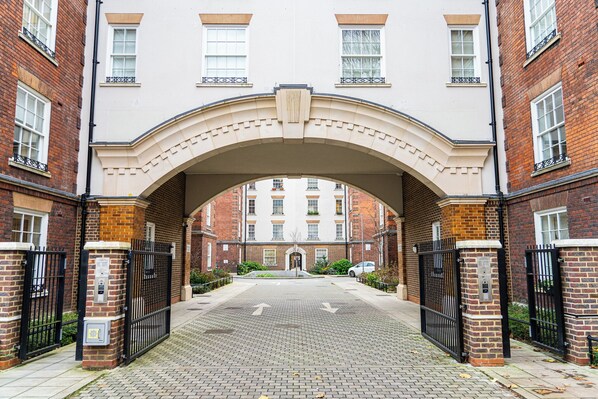 Property grounds - Modern 2-Bedroom, 2-Bathroom Apartment in West Kensington (Kensington)