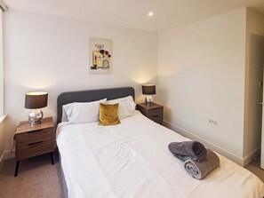 2 bedrooms, desk, iron/ironing board, free WiFi - Modern 2-Bedroom, 2-Bathroom Apartment in West Kensington (Kensington)