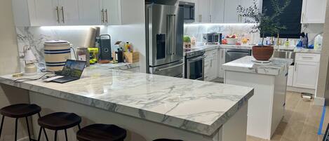 Réfrigérateur, four à micro-ondes, un four, surface de cuisson