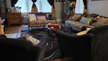 Smart-tv, videospelletjes, een tafeltennistafel en boeken