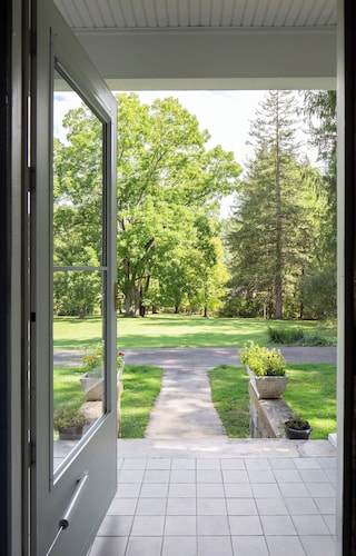 Private Manor with Hot Tub, 3 King Beds on 6 Acres near New River Gorge