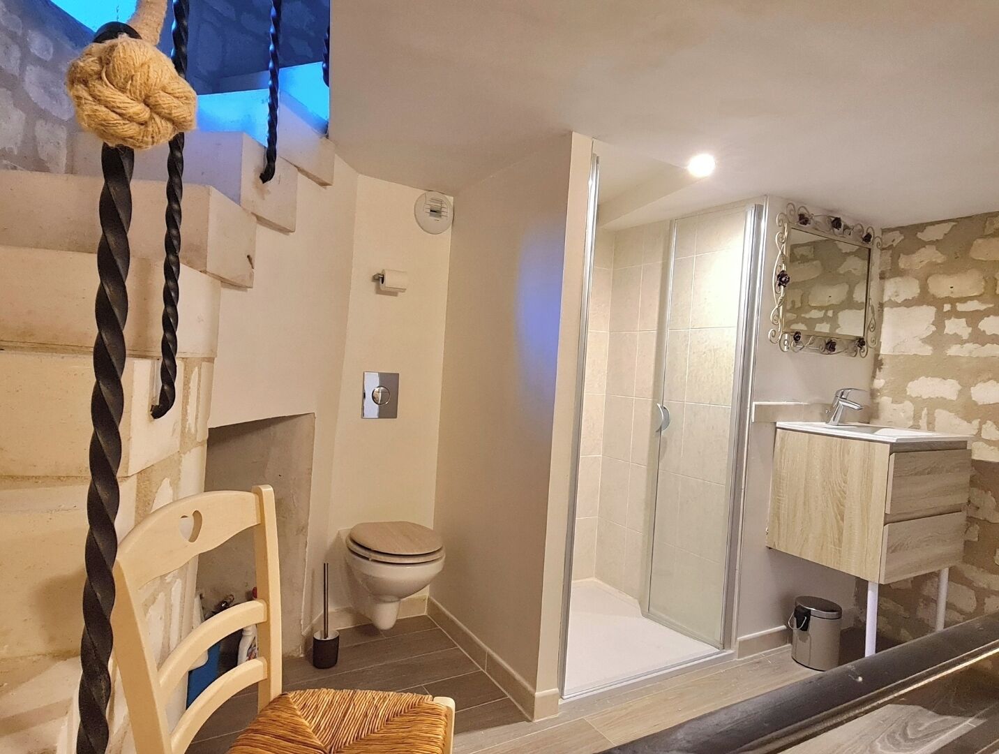 Douche, sèche-cheveux, serviettes fournies, papier toilette