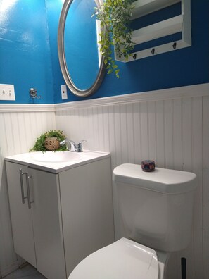 Serviettes fournies, savon, shampoing, papier toilette