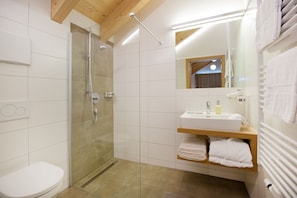 Hair dryer, towels, soap, toilet paper - Cozy vacation apartment Top B in the Damüls skiing and hiking area (Oberdamüls)