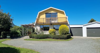 Cosy bach with Kakanui mountain and sea views.