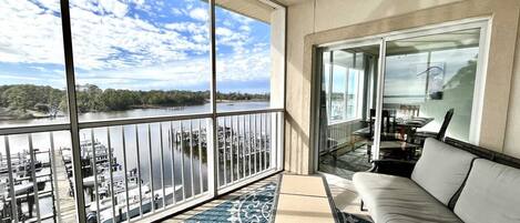 المنشأة من الداخل