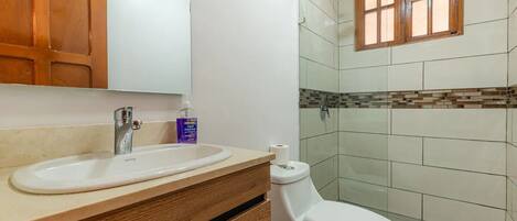 تجهيزات دش، مناشف، صابون، ورق حمّام