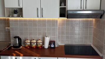 Fridge, oven, stovetop, coffee/tea maker