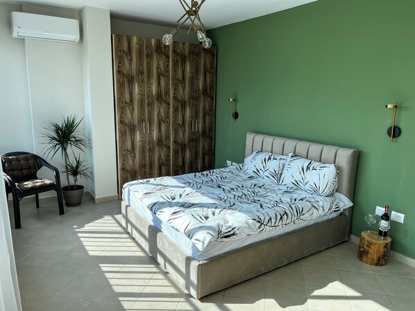 2 bedrooms, desk, iron/ironing board, WiFi