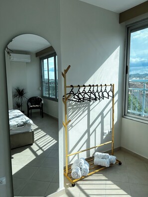 2 habitaciones, escritorio, tabla de planchar con plancha y wifi 