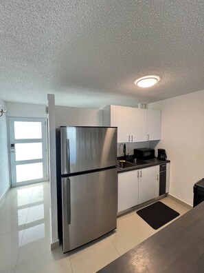 Mikrowelle, Ofen, Herdplatte, Wasserkocher mit Kaffee-/Teezubehör