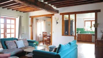 Smart TV, fireplace, table football, ping pong