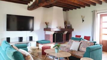 TV connectée, cheminée, baby-foot, table de tennis de table