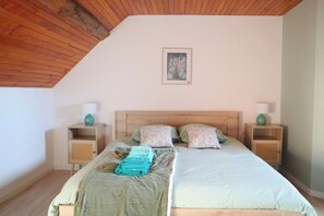 6 Schlafzimmer, Schreibtisch, Bügeleisen/Bügelbrett, Reisekinderbett