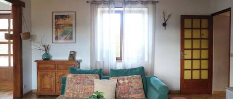 Una Smart TV, una chimenea, un futbolín, una mesa de tenis de mesa