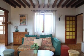 Smart-TV, Kamin, Tischfußball, Tischtennisplatte