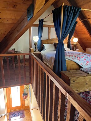Habitación doble superior, balcón, vistas al lago | 1 dormitorio, ropa de cama de alta calidad, edredones de plumas
