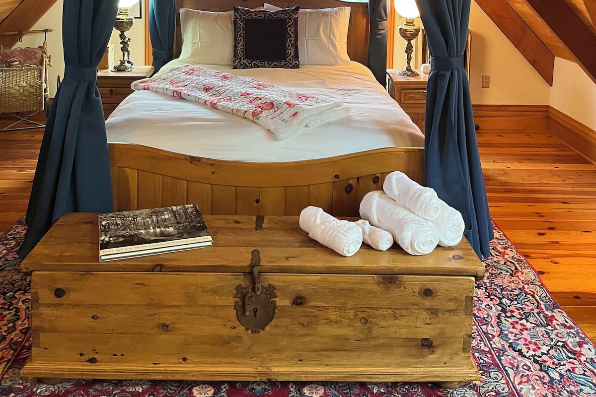 Quarto casal superior, sacada, vista para o lago | 1 quarto, roupas de cama premium, edredons de pluma
