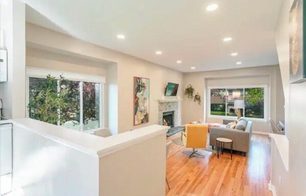 Interior - Charming 2-bedroom condo with AC and WiFi in Rochester (Rochester)