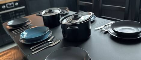 Een koelkast, een oven, een kookplaat, een vaatwasser