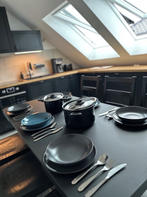 Een koelkast, een oven, een kookplaat, een vaatwasser