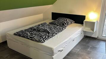 3 bedrooms, desk, travel cot, WiFi